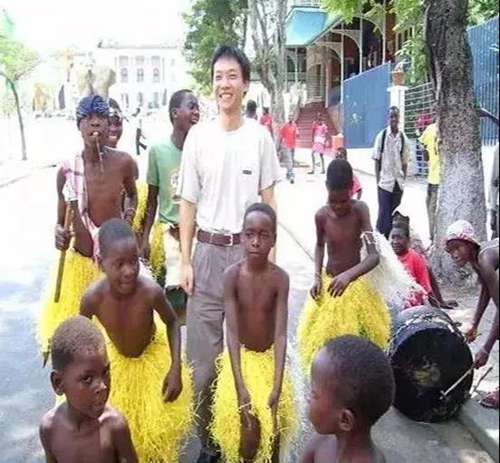 东帝汶客车坠崖&nbsp;西南医大中医院医生紧急救援(图8)