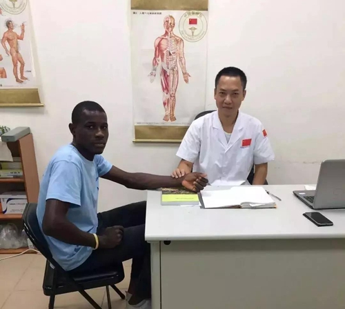 东帝汶客车坠崖&nbsp;西南医大中医院医生紧急救援(图9)