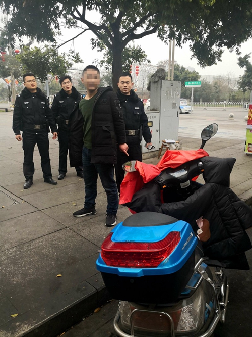 碰见小偷悄悄跟上报警&nbsp;德阳两女大学生获奖励(图1)