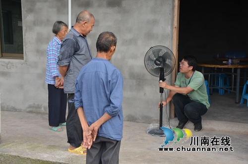 泸县太伏镇玉溪村：情系五保贫困户&nbsp;捐赠电扇送清凉(图1)