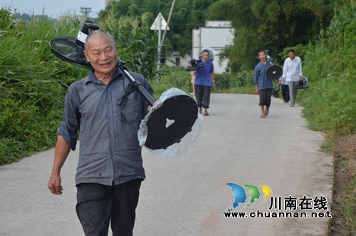 泸县太伏镇玉溪村：情系五保贫困户&nbsp;捐赠电扇送清凉(图3)