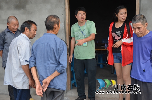 泸县太伏镇玉溪村：情系五保贫困户&nbsp;捐赠电扇送清凉(图5)