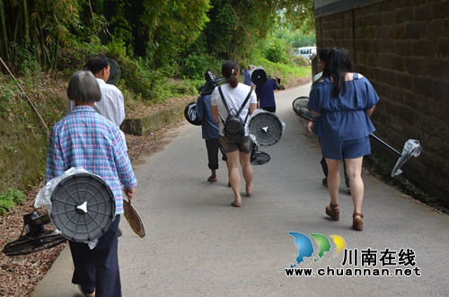 泸县太伏镇玉溪村：情系五保贫困户&nbsp;捐赠电扇送清凉(图4)