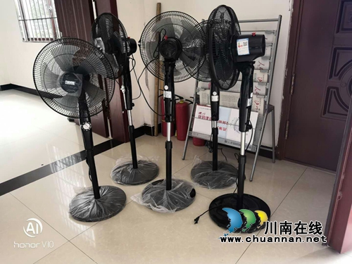 泸县太伏镇玉溪村：情系五保贫困户&nbsp;捐赠电扇送清凉(图6)