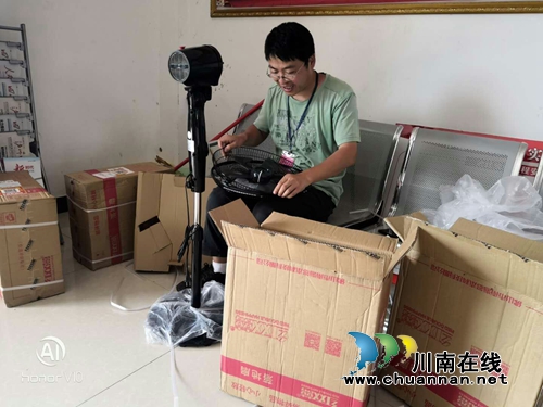 泸县太伏镇玉溪村：情系五保贫困户&nbsp;捐赠电扇送清凉(图7)