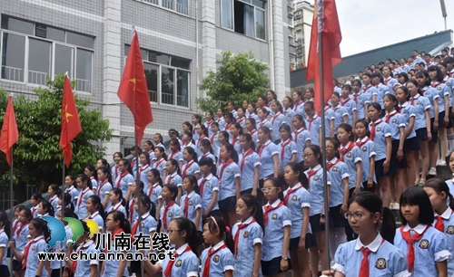 为青春喝彩&nbsp;为中考壮行！泸州十八中举行初2019届中考助威活动(图1)