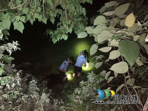 泸县八旬老人掉下路坎&nbsp;民警凌晨暖心救助(图1)