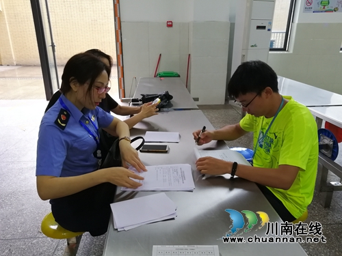 江阳区张坝街道市场监管所开展校园食品安全检查(图1) 江阳区张坝街道市场监管所开展校园食品安全检查(图1)