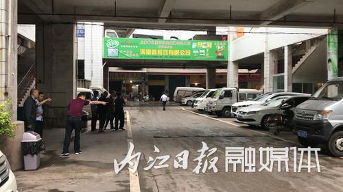 心痛！内江艾林商城内两岁女孩遭车碾压身亡(图2)