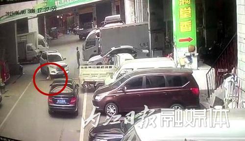 心痛！内江艾林商城内两岁女孩遭车碾压身亡(图4)