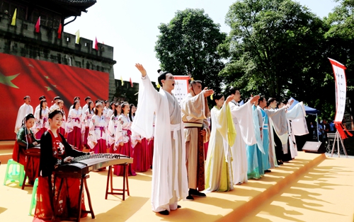 诗香氤氲&nbsp;满城尽抒家国情；国风之美&nbsp;古色古香过端午(图1)