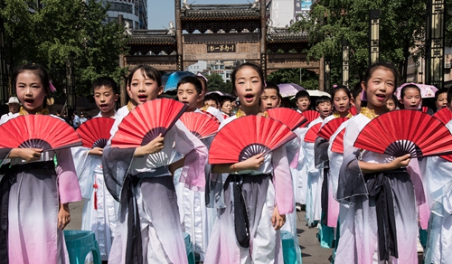 诗香氤氲&nbsp;满城尽抒家国情；国风之美&nbsp;古色古香过端午(图2)