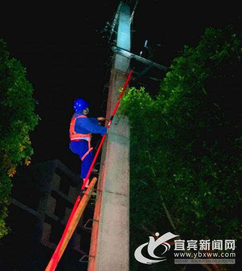 水厂故障导致宜宾李庄停水&nbsp;电业人员凌晨抢险(图1)