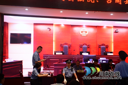 法庭搬进学校&nbsp;古蔺法院公开审理宣判一涉毒案(图2)