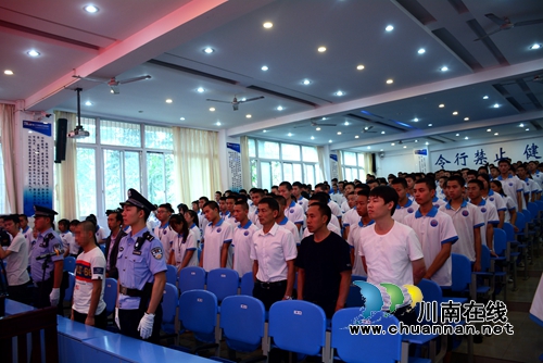 法庭搬进学校&nbsp;古蔺法院公开审理宣判一涉毒案(图5)