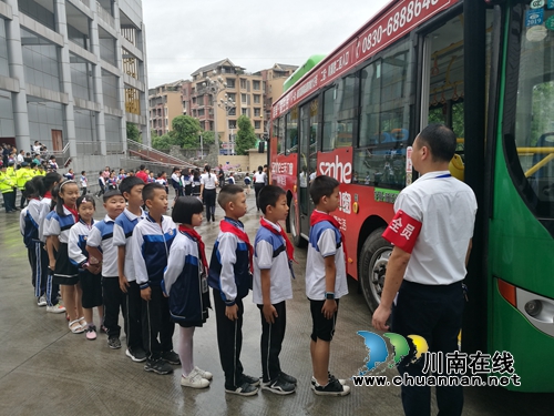 叙永：绿色公交进校园&nbsp;安全文明记心中(图1)