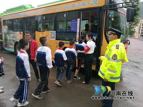 叙永：绿色公交进校园&nbsp;安全文明记心中(图6)