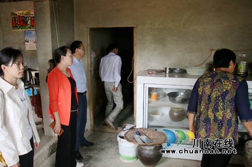 泸县潮河镇召开农村人居环境整治改厨改厕工作现场观摩会(图1)