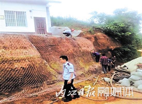 内江：山体塌方30余名群众被困&nbsp;民警出击施救(图1)