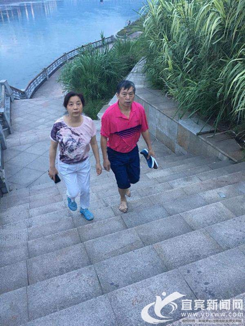 宜宾：孩子落水命悬一线&nbsp;散步市民跳入江中施救(图1)