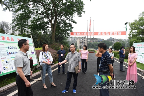 叙永县人大常委会领导到叙永一中检查禁毒工作(图1)