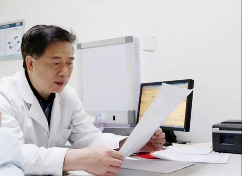 微创手术后竟要“开肚剖背”?看专家怎么做!(图1) 微创手术后竟要“开肚剖背”?看专家怎么做!(图1)