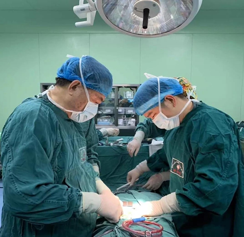 微创手术后竟要“开肚剖背”?看专家怎么做!(图3) 微创手术后竟要“开肚剖背”?看专家怎么做!(图3)