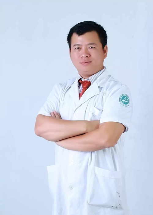 西南医大中医院这位医生，你背人的样子很帅！(图1)