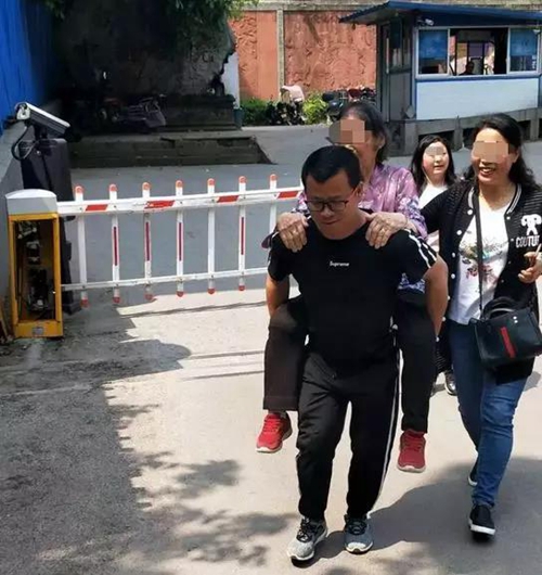 西南医大中医院这位医生，你背人的样子很帅！(图2)