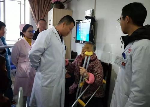 西南医大中医院这位医生，你背人的样子很帅！(图3)