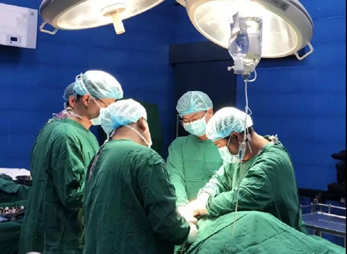 西南医大中医院这位医生，你背人的样子很帅！(图4)