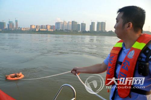 男子与家人发生争吵跳江&nbsp;泸州长航民警将其救起(图1)