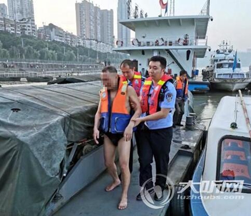 男子与家人发生争吵跳江&nbsp;泸州长航民警将其救起(图2)