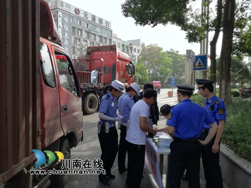 泸县综合行政执法局联合县交警大队开展城市道路扬尘污染集中检查宣传行动(图1)