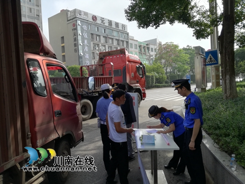 泸县综合行政执法局联合县交警大队开展城市道路扬尘污染集中检查宣传行动(图3)