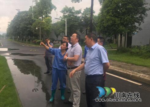 纳溪区综合行政执法局实地督查污水处理厂环保问题整改工作(图1)