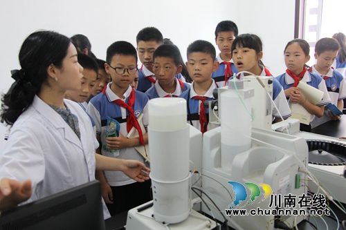 叙永镇中心校：学生参观环境监测站&nbsp;零距离感受环保工作(图1)