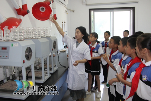 叙永镇中心校：学生参观环境监测站&nbsp;零距离感受环保工作(图2)