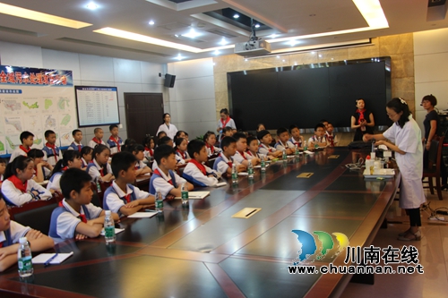 叙永镇中心校：学生参观环境监测站&nbsp;零距离感受环保工作(图3)