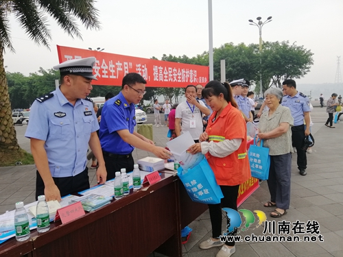纳溪区综合行政执法局开展2019年“安全生产月”集中宣传咨询活动(图2)