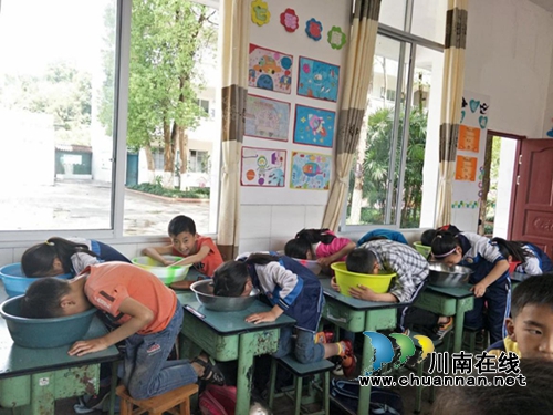 泸州叙永：警钟长鸣&nbsp;千名学生仿真溺水(图1)