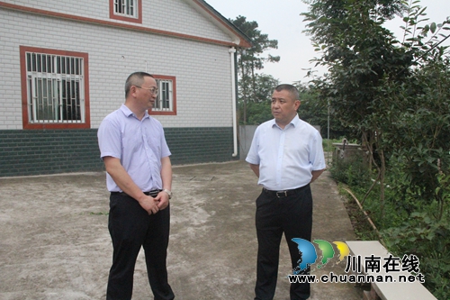 泸县政协主席李镇到海潮镇进行巡河检查(图2)