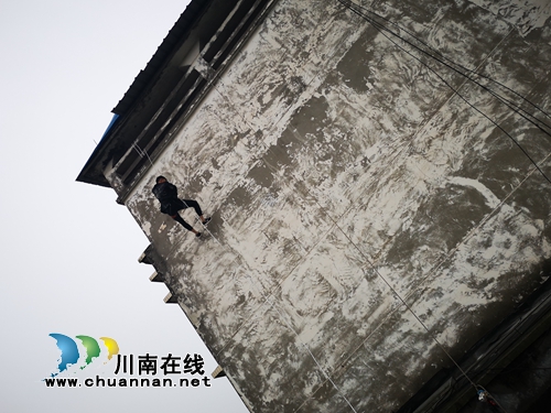 泸县民警“从天而降”&nbsp;打掉隐匿赌场抓15人(图2)