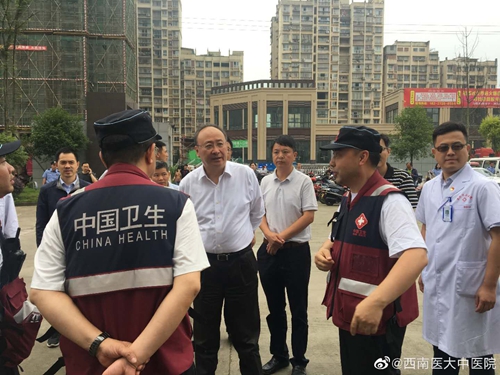 尹力慰问参与灾区救援的西南医大中医院医疗队(图2)