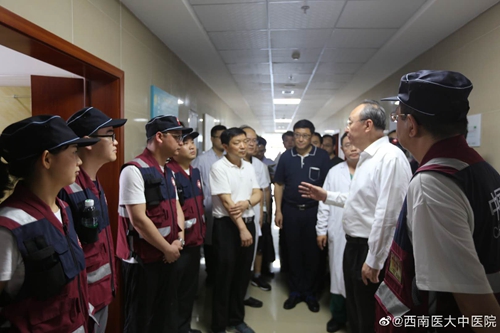 尹力慰问参与灾区救援的西南医大中医院医疗队(图3)