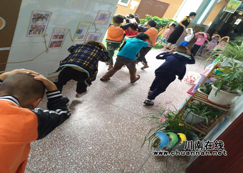 宜宾南溪区长兴镇幼儿园开展地震紧急疏散演练活动(图1)
