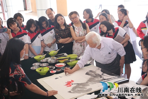 叙永“墨韵歌莲洁·笔舞爱国情”国画讲座进校园(图3) 叙永“墨韵歌莲洁·笔舞爱国情”国画讲座进校园(图3)