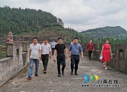 宜宾南溪区副区长谢明春到汪家镇查看地震受灾情况(图1) 宜宾南溪区副区长谢明春到汪家镇查看地震受灾情况(图1)