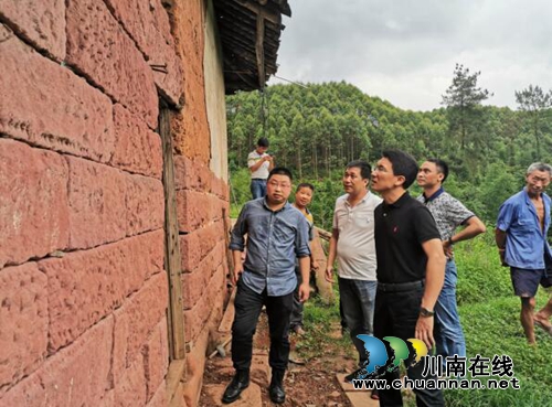 宜宾南溪区副区长谢明春到汪家镇查看地震受灾情况(图2) 宜宾南溪区副区长谢明春到汪家镇查看地震受灾情况(图2)
