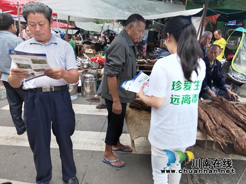 泸县潮河镇开展2019年度禁毒宣传月集中宣传活动(图3) 泸县潮河镇开展2019年度禁毒宣传月集中宣传活动(图3)